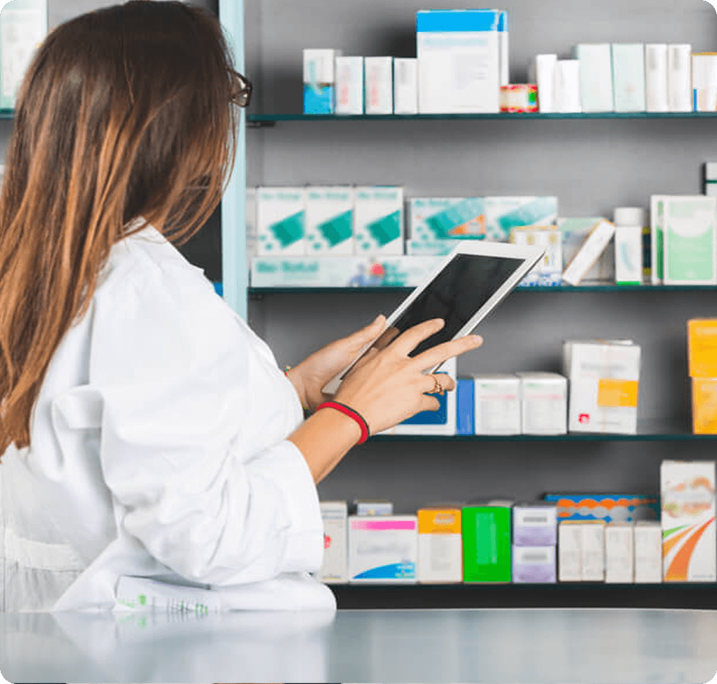 Photo pharmacienne qui encaisse