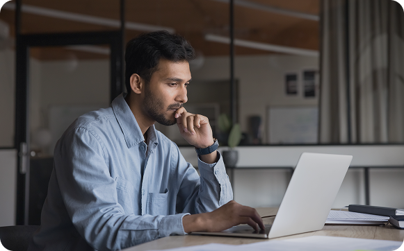 professionnel qui traite son administratif
