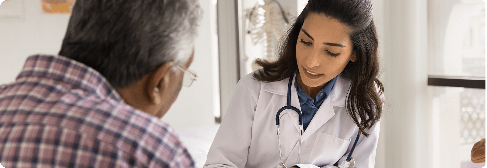 Médecin en pleine consultation avec un patient